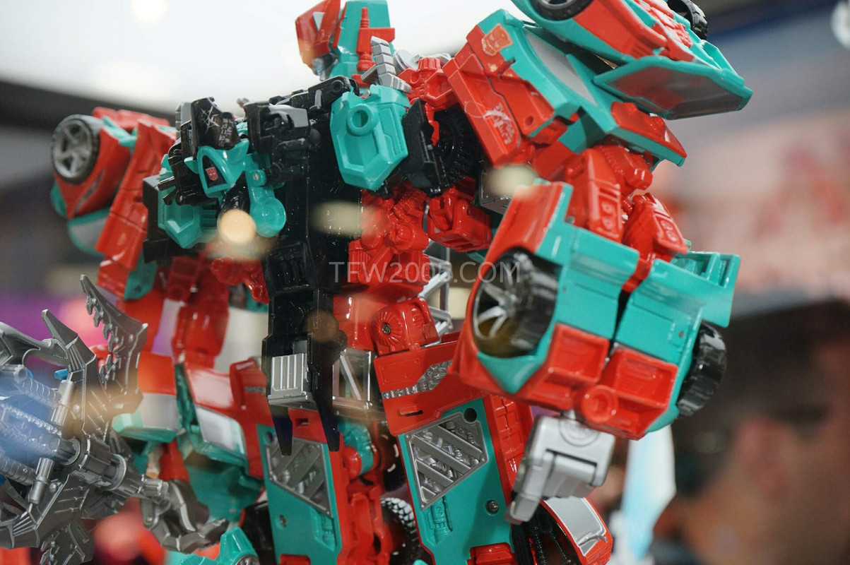 SDCC2015-Hasbro-Case-Transformers-Combiner-Wars-