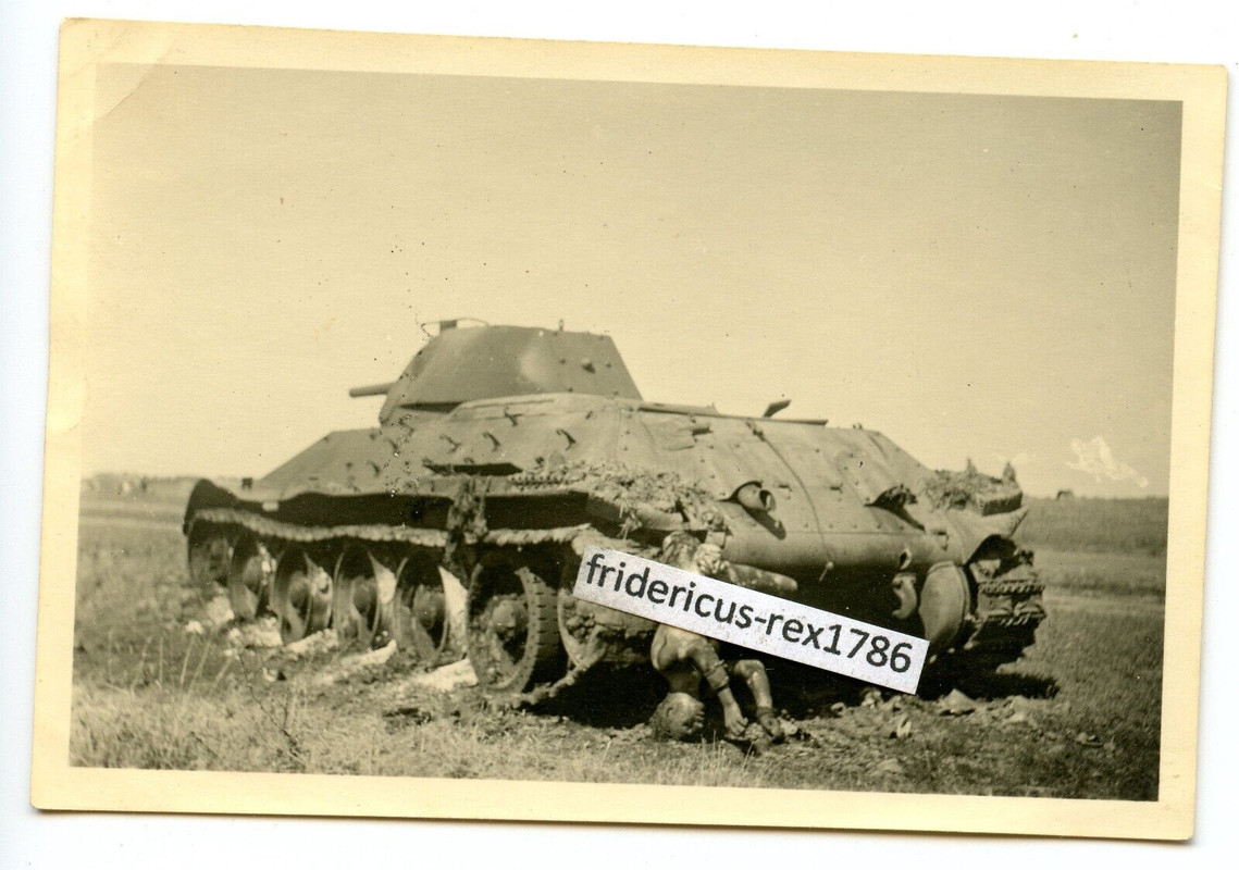 Foto Wehrmacht Russland Front HKL zerstörter russ. Panzer Tank T-34 Besatzung