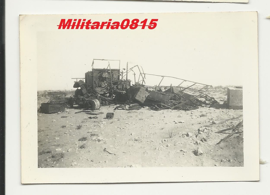 Foto 1942 DAK Afrikakorps zerstörte LKW s des Af