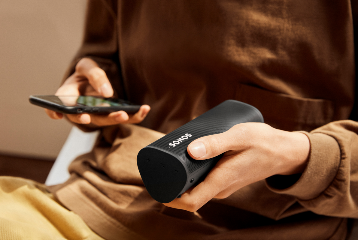 La bocina Sonos Roam en un ambiente exterior, destacando su portabilidad y resistencia.