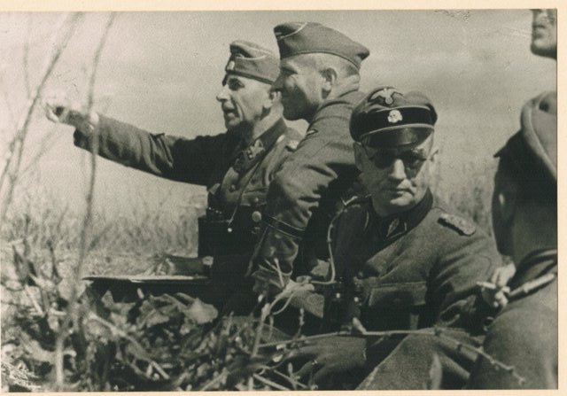 Командир-2-го-ТК-СС-Пауль-Хауссер-посещает-Тотен