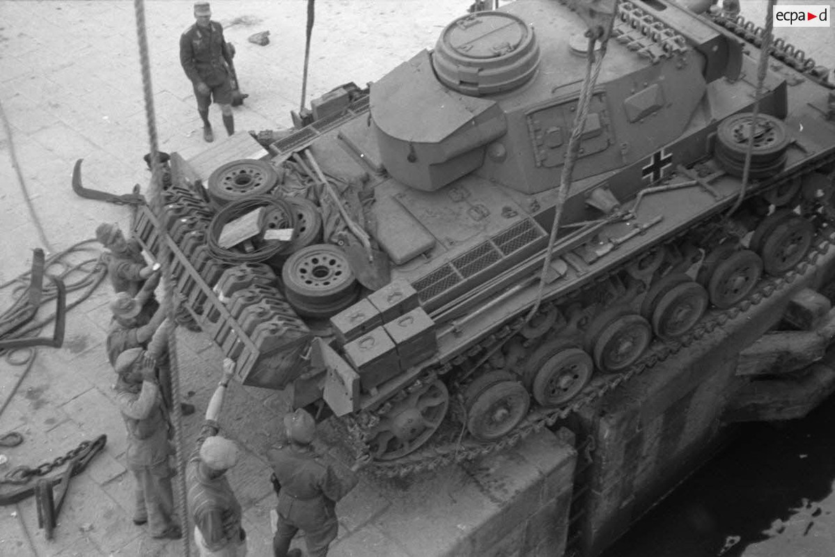 Dans le port de Tripoli, le déchargement d'un Panzer III (4)