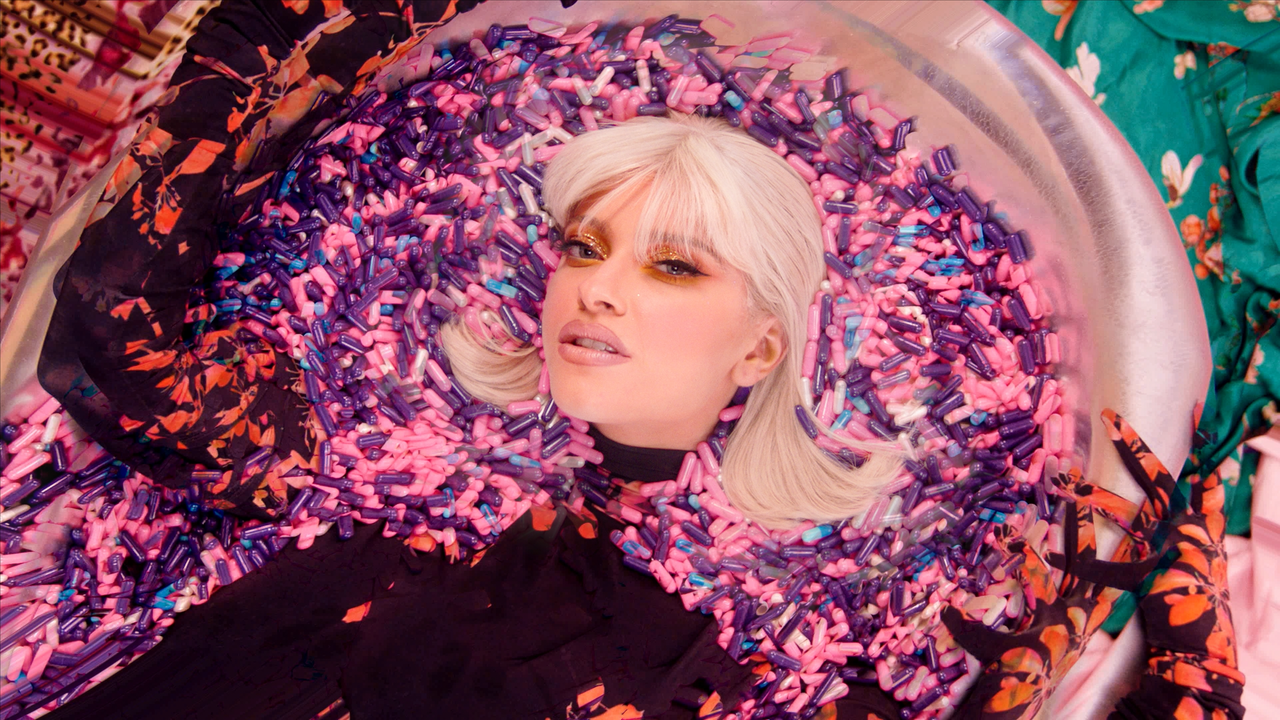 Iggy Azalea ft. Alice Chater - Lola .mov_snapshot_02.54.853_[2023.01.27_06.24.06]