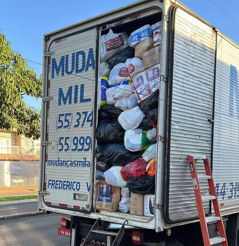 Caminhão de mudança lotado de doações para o RS (Foto: reprodução)