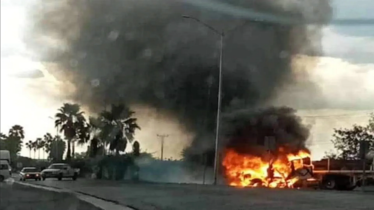 Videos: Así se vivieron los narcobloqueos e incendios en Nuevo León