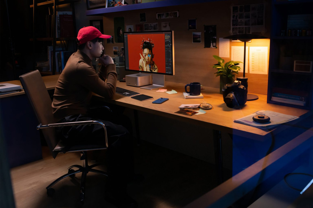 Apple-Mac-Studio-Studio-Display-lifestyle-02-220308-1536x1023.jpg