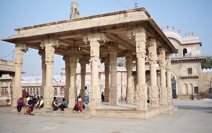 Vrindavan sejatinya merupakan sebuah kota di India.Dikenal dengan nama Vraj, kota ini terletak di distrik Mathura, Uttar Pradesh.