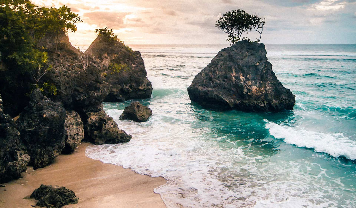Liburan Santai di Pantai Uluwatu, Suasananya Bikin Betah