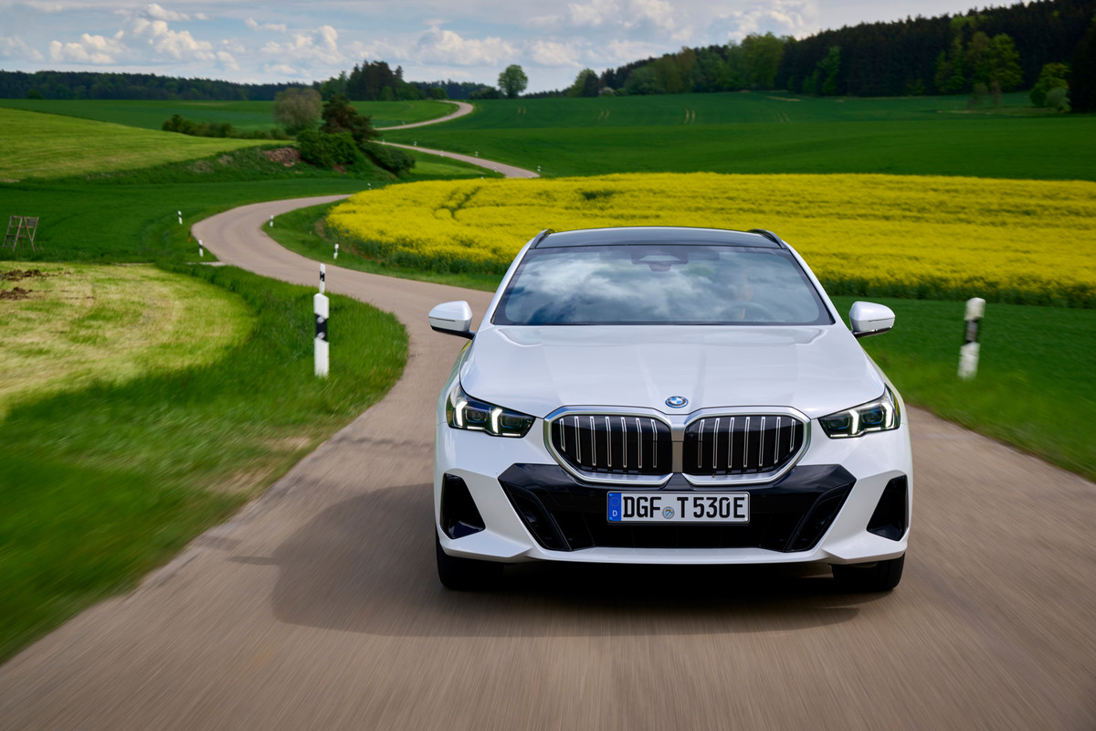P90551889_highRes_the-new-bmw-530e-tou