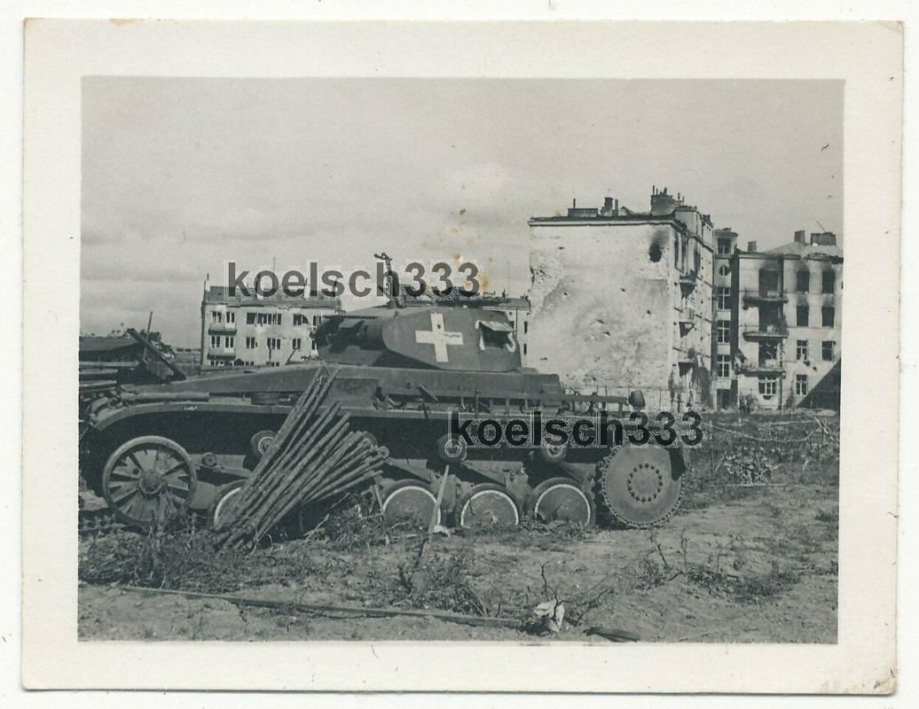 Foto zerschossenes Panzer II Wrack der Wehrmacht vor Häuser Ruinen in Polen 1939