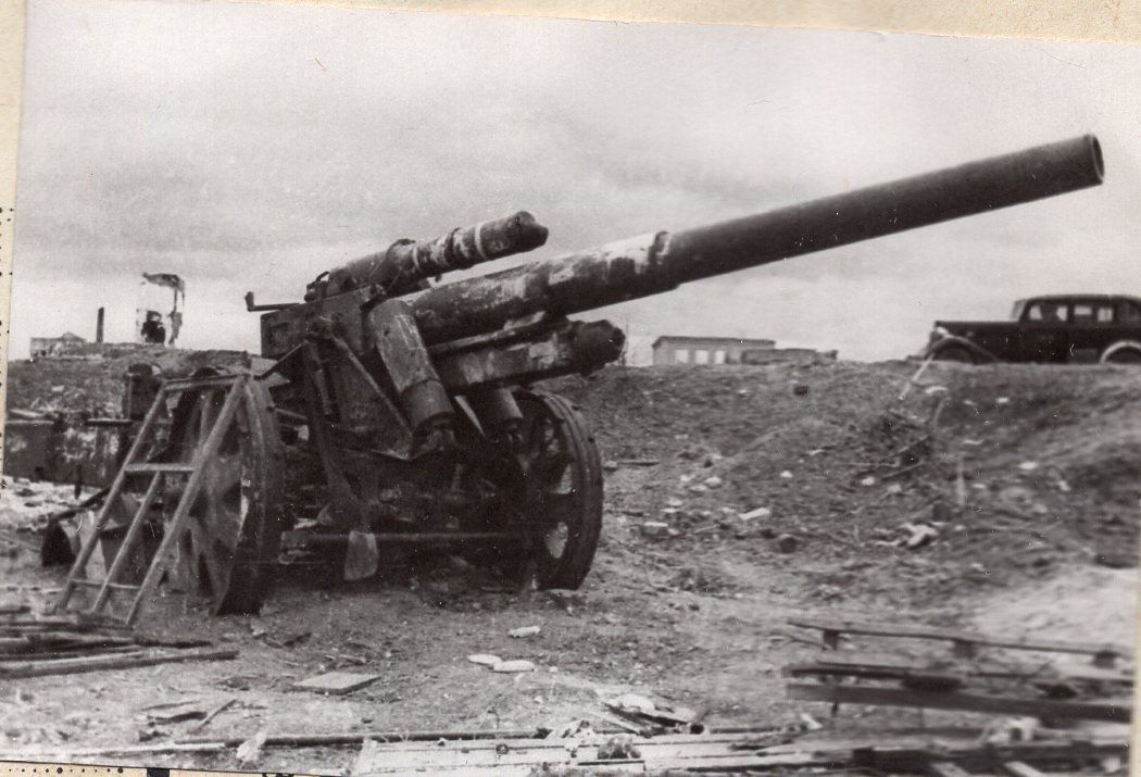 На поле боя разбитая немецкая артиллерия.