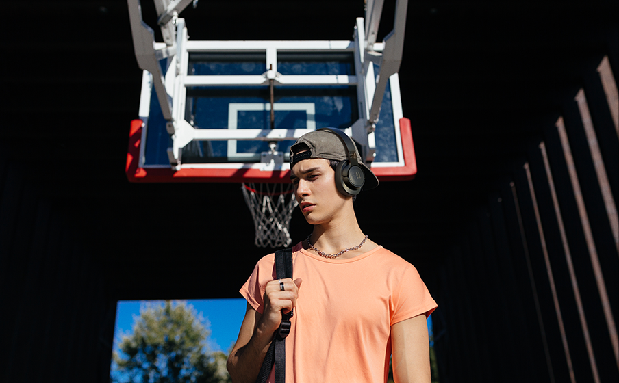 Una persona disfrutando de la música con los JBL Tune 720BT, mostrando su comodidad.