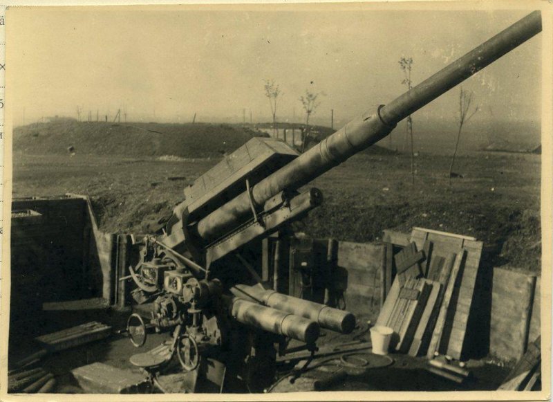 88-мм зенитное орудие, подбитое осколками снарядов.