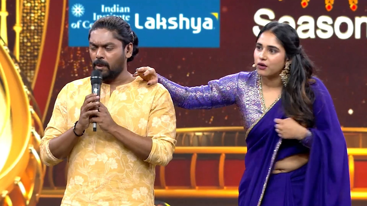 Varsha Ramesh Fleshy Deep Navel Hole in Violetr Saree.mp4_snapshot_00.11.742