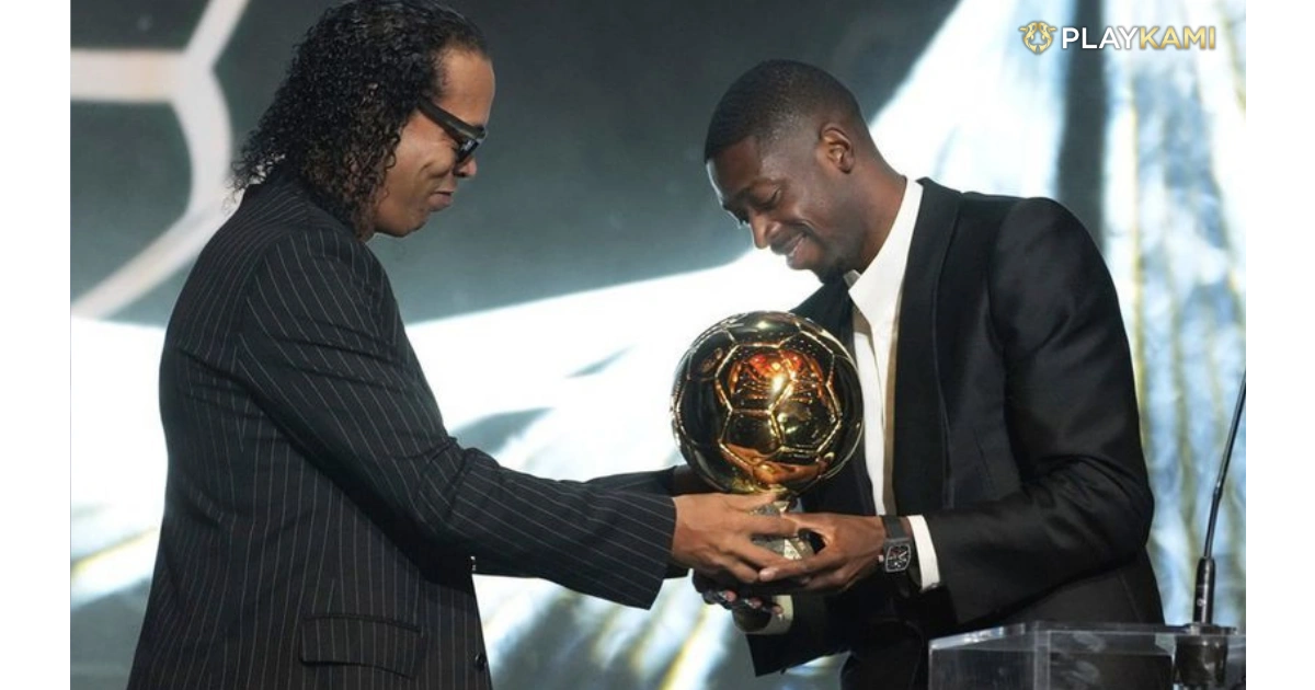 Ronaldinho menyerahkan piala pada Dembele