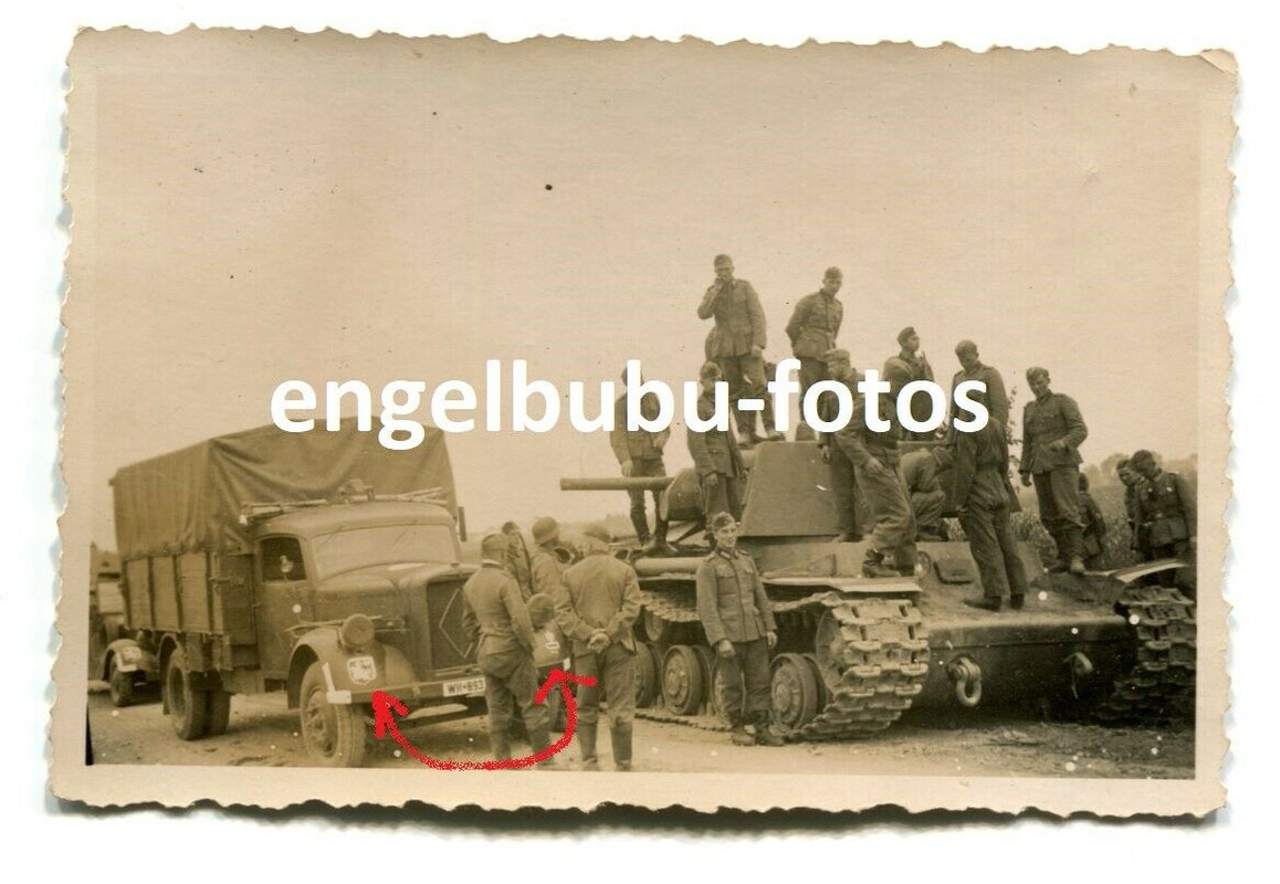 FOTO - Stug-Abt. 243 - STURMGESCHÜTZ - Kfz - LKW mit WAPPEN-russ. KW-I Panzer