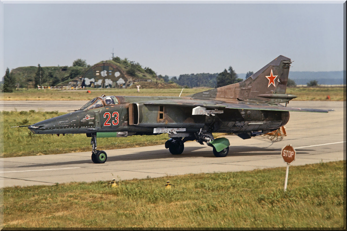 296 APIB MiG-27M 23 Red_83712545702, Summer 1991