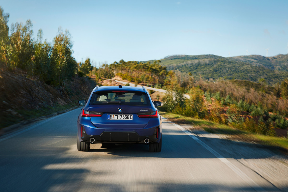 P90462521_highRes_the-new-bmw-330e-tou
