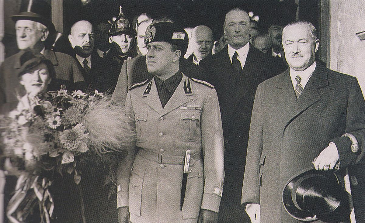 El Primer Ministro Kálmán Darányi y el Ministro de Relaciones Exteriores Kálmán Kánya saludan al Ministro de Relaciones Exteriores italiano Galeazzo Ciano y su esposa Edda Mussolini el 13 de noviembre de 1936 El Primer Ministro Kálmán Darányi y el Ministro de Relaciones Exteriores Kálmán Kánya saludan al Ministro de Relaciones Exteriores italiano Galeazzo Ciano y su esposa Edda Mussolini el 13 de noviembre de 1936