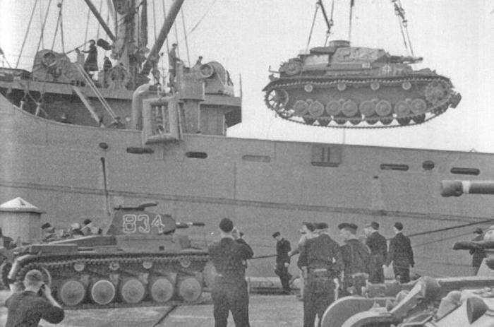 ”834”_Panzer II_8_Panzer_IV_8_015(0)