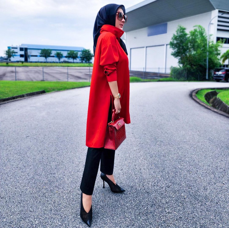 Momen syahrini berpose saat berjalan-jalan di sekitar Kota Singapura.