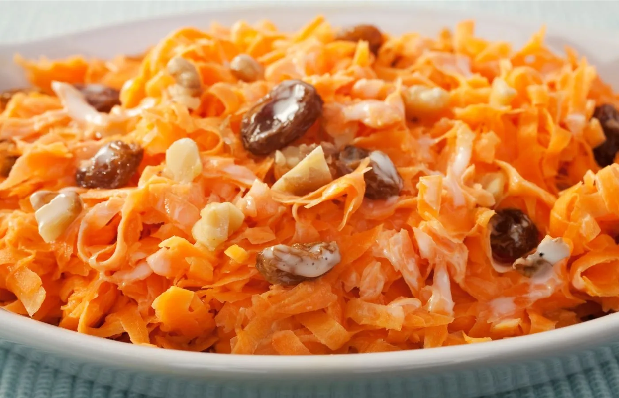 ¿Antojo de un postre saludable? Prepara una rica ensalada dulce de zanahoria