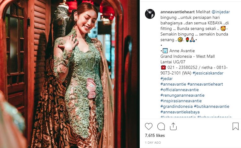 Jessica Iskandar memakai kebaya berwarna hijau