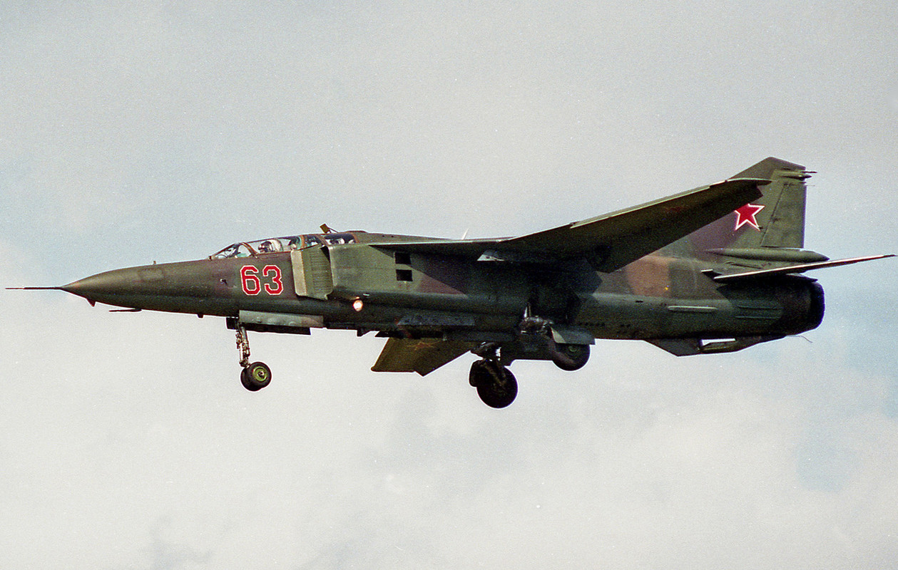 296 IAP Mig-23UB 64 Red_19005094 (7)_04.06.91
