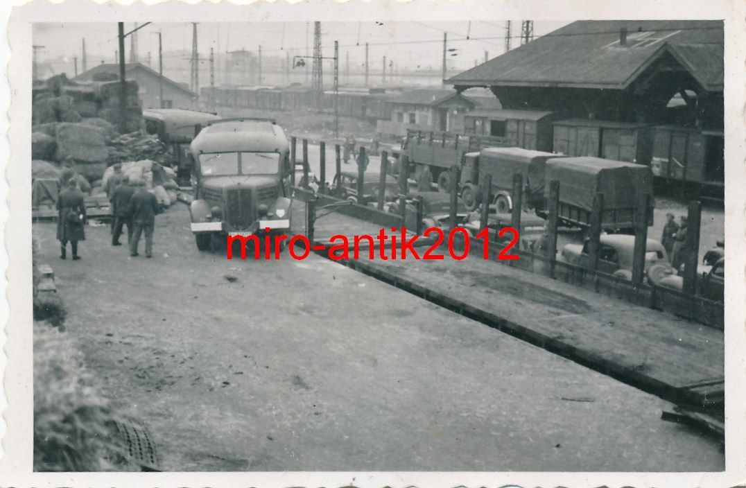 Wehrmacht, beladen von Transportzügen, Busse und