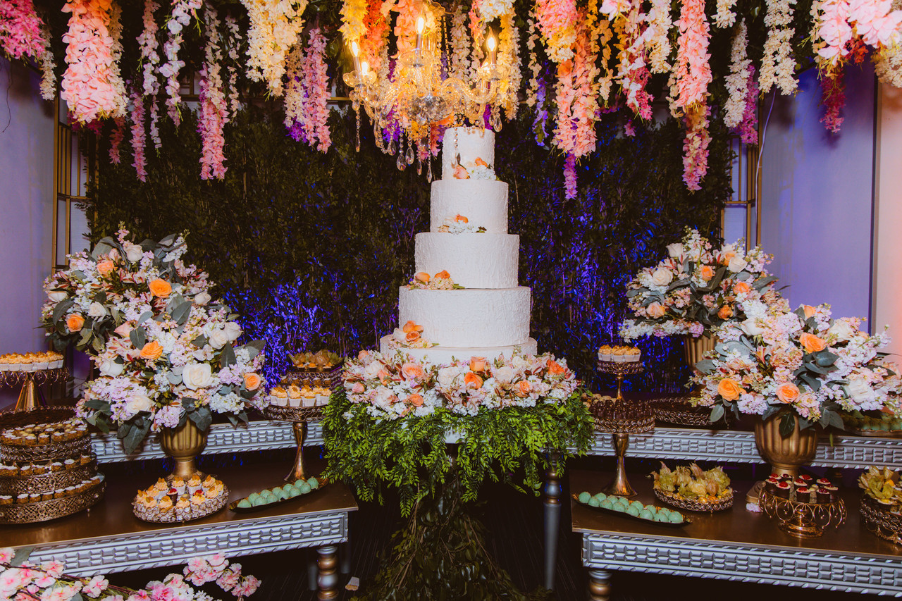 Decoración de quinceaños: mesa, flores y montaje