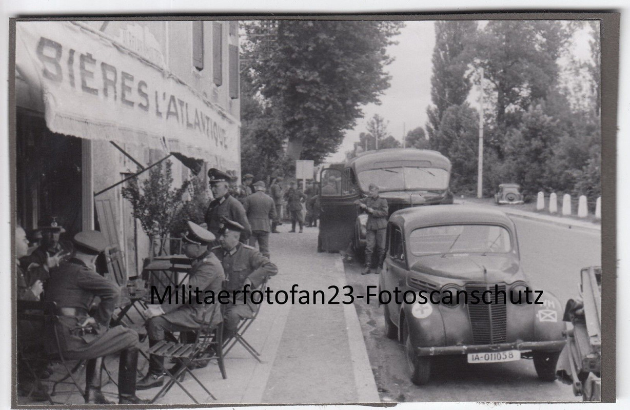 WH Sanitäts-Offiziere BUS Beute-PKW Renault Jura