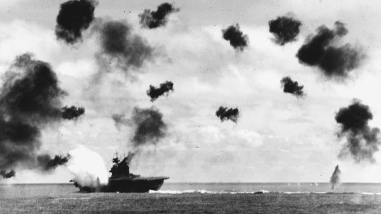 El portaaviones estadounidense USS Yorktown al momento de ser impactado por un torpedo japonés durante la batalla