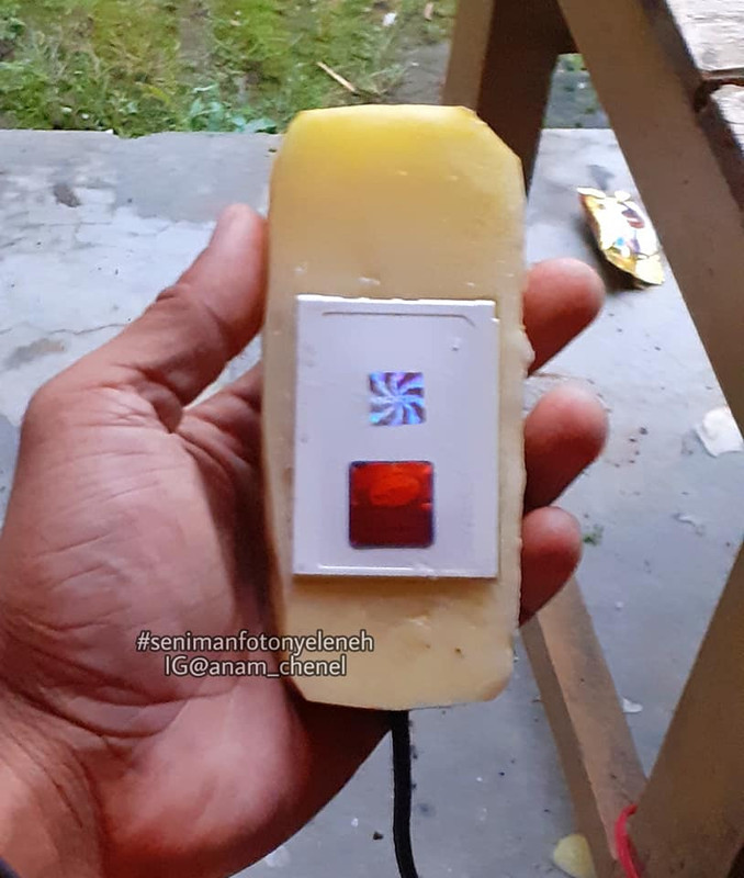 Tampak belakang HP kentang milik Anam