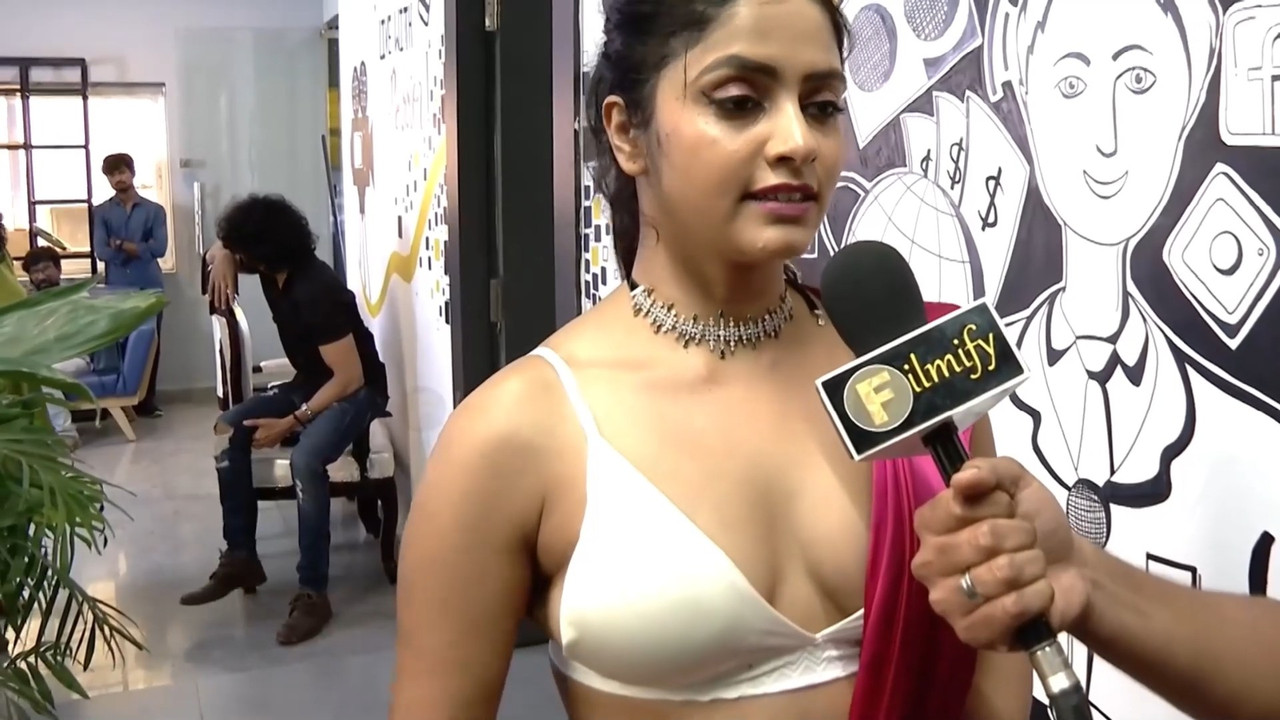 [Image: Pragya-Nayan-Sexy-Wide-boobs-and-clevage...34-318.jpg]