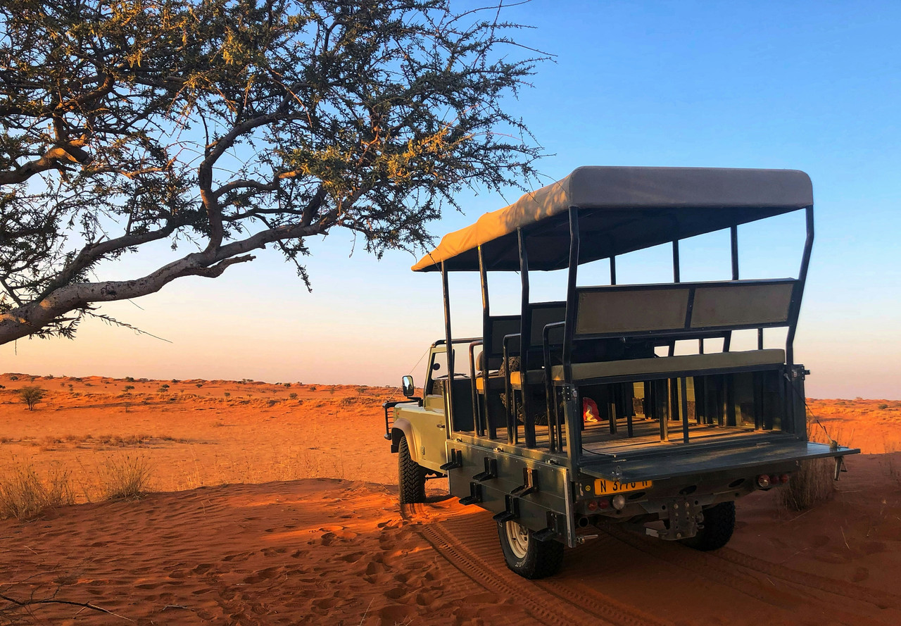 Minneriya safari transport service near Sigiriya Sri Lanka