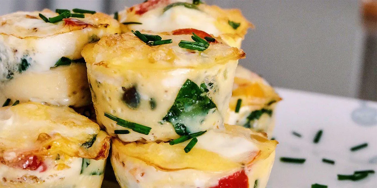 Receta fácil: Prepara unos muffins de huevo con espinacas, ideal para desayunar