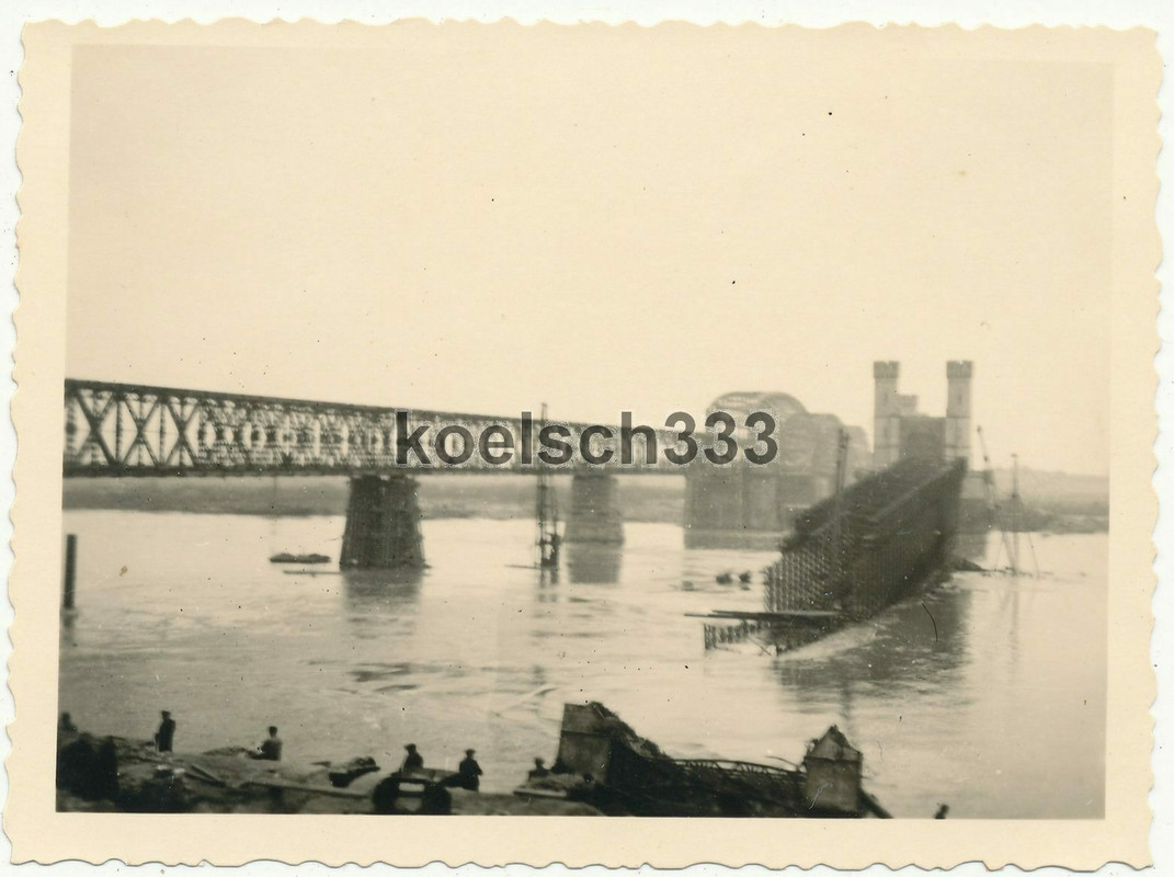 Foto von polnischen Pionieren gesprengte Brücke in Dirschau Thorn Polen 1939