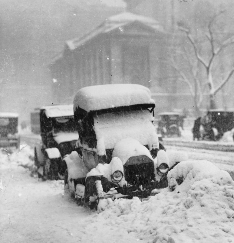 pour se rincer l'oeil - Page 3 1917-snowstorm-New-York-cars-trapped