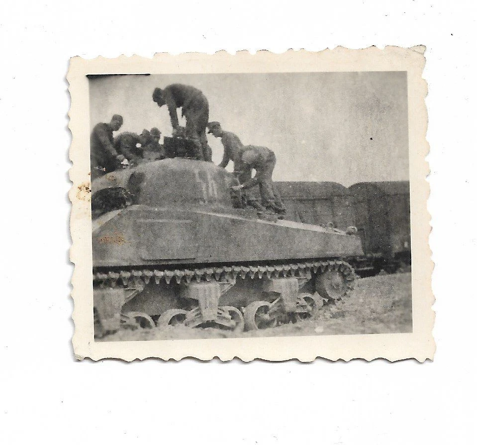 Foto deutsche Soldaten mit Sherman Panzer Ostfront B129