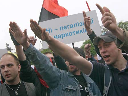 Y a t il des neo-nazi en Ukraine? - Page 16 Zz-neonazis-maidan2