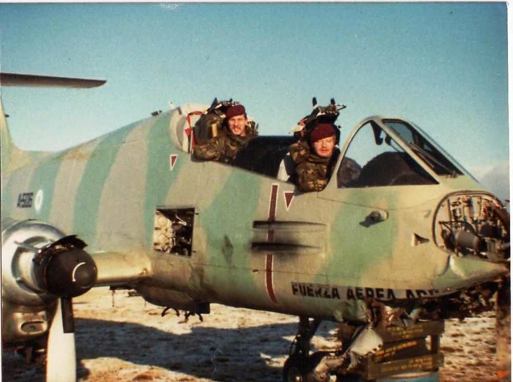 A506_PARA_L_CPL__YANK__THAYER_&_SGT_BLACKBURN_IN_COCKPIT.jpg