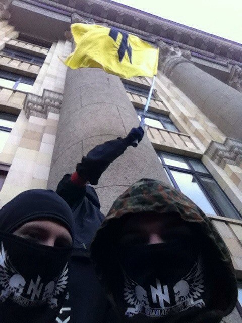 Y a t il des neo-nazi en Ukraine? - Page 16 Zz-manifestants-secteur-droit