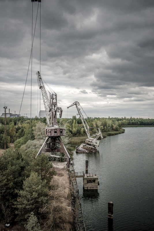 Endroits abandonnes - Page 3 Tschernobyl-und-Prypjat-Frachthafen-Kra-ne-Lost-Place-Ukraine-16