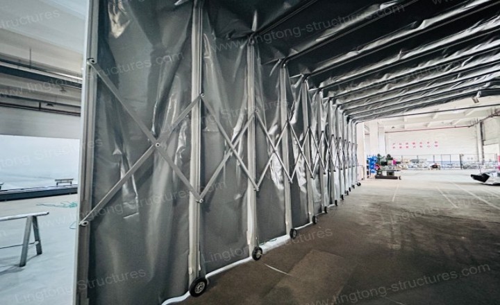 Retractable tent used as logistics loading bay canopy