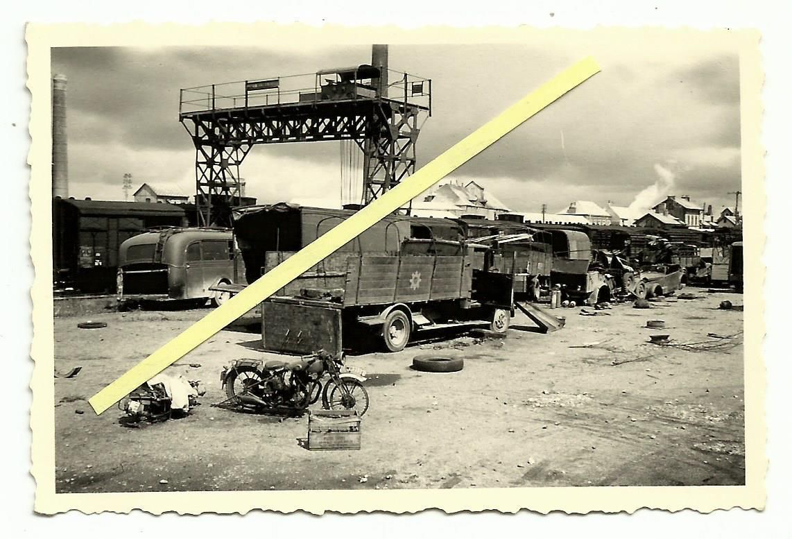 2WK zerstörte Wehrmachts KFZ Krad Kolonne a.Bahn