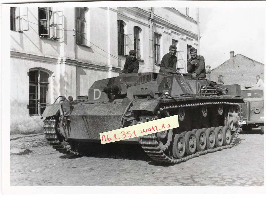 Sturmgeschütz III Ausführung B mit Einheitabzeichen und Buchstab