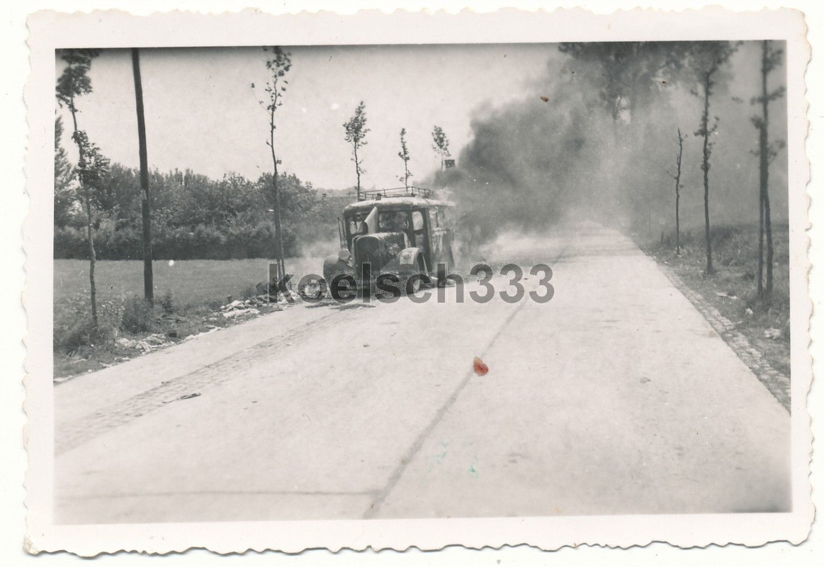 Foto brennender französischer Citroen BUS Kämpfe
