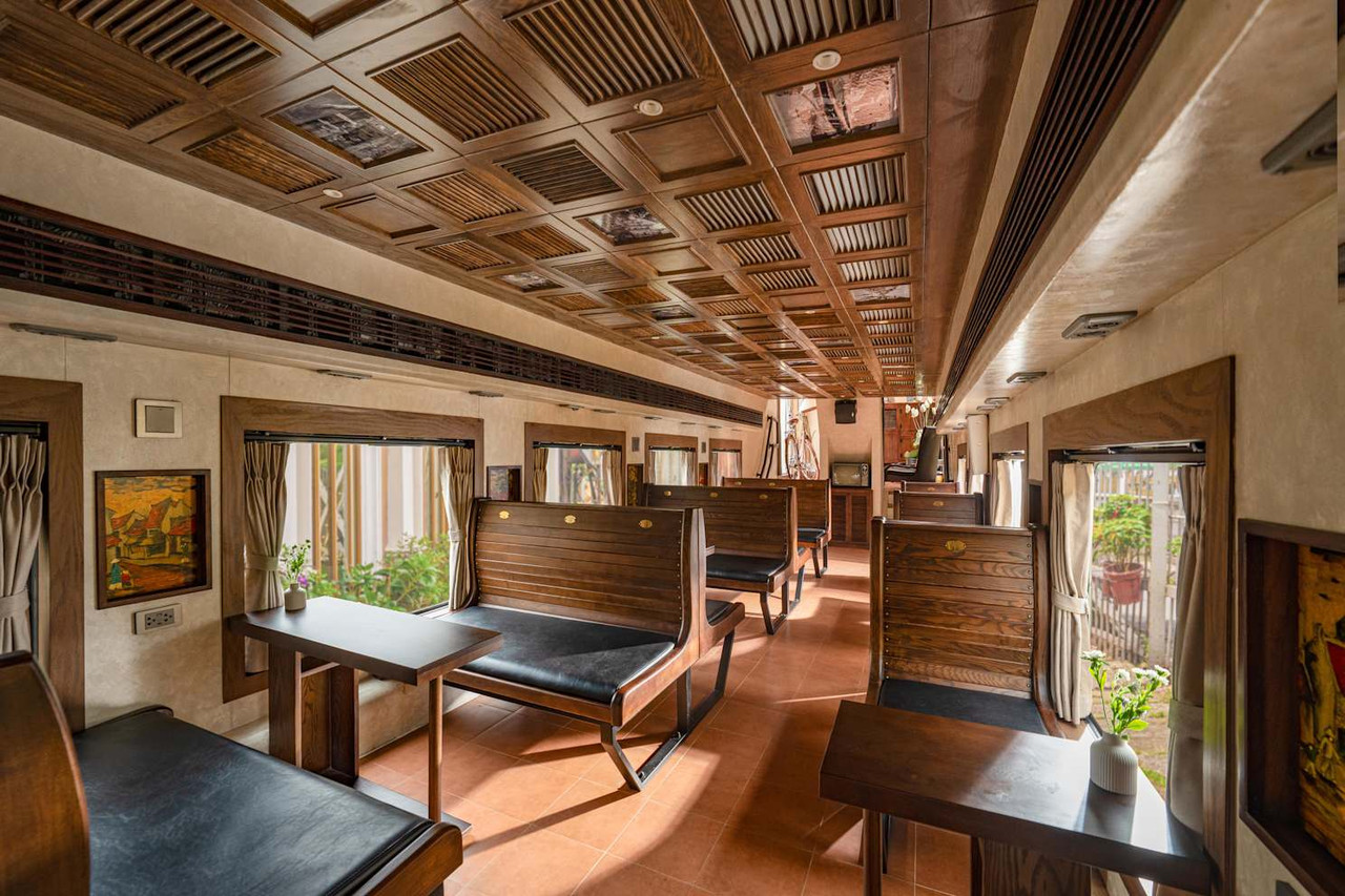 Toa tàu Ô Cầu Dền. Photo: Julie Miller / The Age (Australia), tàu hà nội 5 cửa ô