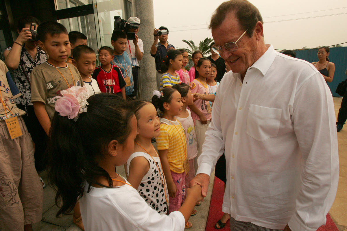 roger_moore_b27