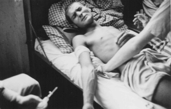 Una víctima romaní de experimentos médicos nazis para hacer que el agua de mar sea potable. Campo de concentración de Dachau, Alemania, 1944